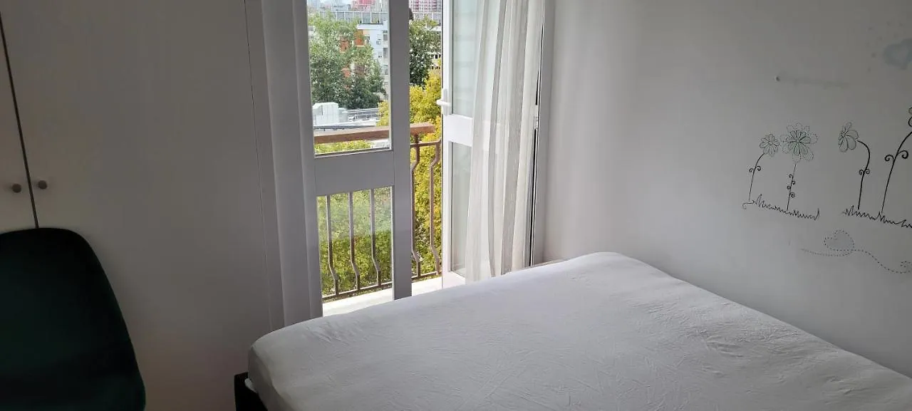 Simple Comfy Room Near Metro & Airport Lisboa